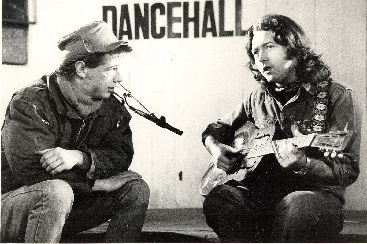 Rory with @THEAndyKershaw talking about the blues at the Camden Dingwalls from the BBC 'Old Grey Whistle Test' show aired this date in 1985.