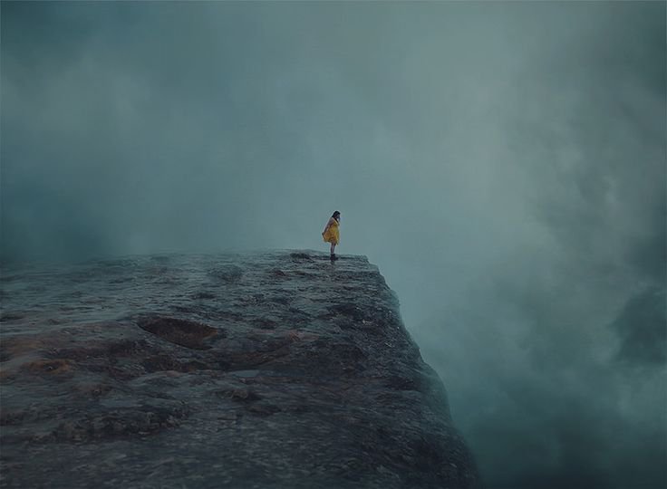 Человек на обрыве. Человек шагает в пропасть. Человек шагает в пропасть. Хочешь сделай шаг мы на обрыве. Над обрывом цитаты.