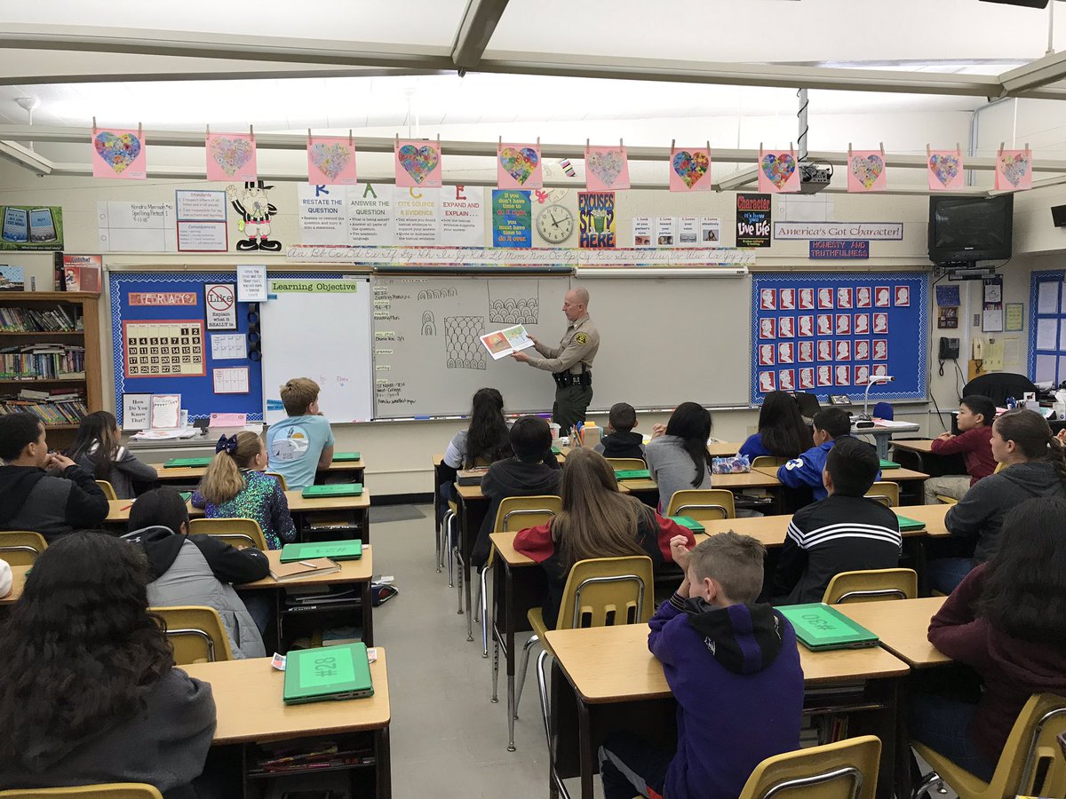 MrCukro's tweet photo. Guest readers at @MeadowGreenLJ for #ReadAcrossAmericaweek #dayofthereader! @LowellJoint https://t.co/mbXjWTnu93