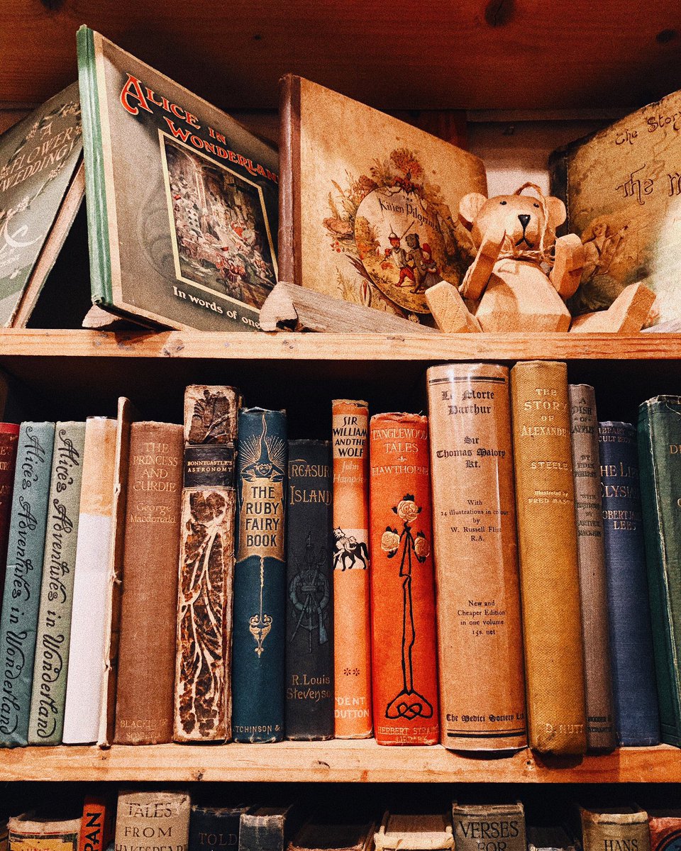 clairewalker_x's tweet photo. Visiting bookshops will always be a magical way to spend an afternoon 📖✨ new photos up on my blog | https://t.co/pBIyDcYQK8 🐛 #lbloggers #scottishbloggers https://t.co/RWeELHa7PM