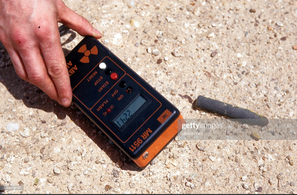 Americas_Crimes's tweet photo. The US dropped 84,200 tons of bombs on Iraq. Despite lots of talk about   “smart bombs”, some 90% of the weapons used were unguided “dumb bombs”   with an accuracy of 25%. The US also used 286,000kg of depleted  uranium, poisoning vast areas of the country. https://t.co/KsNTeDaKB8