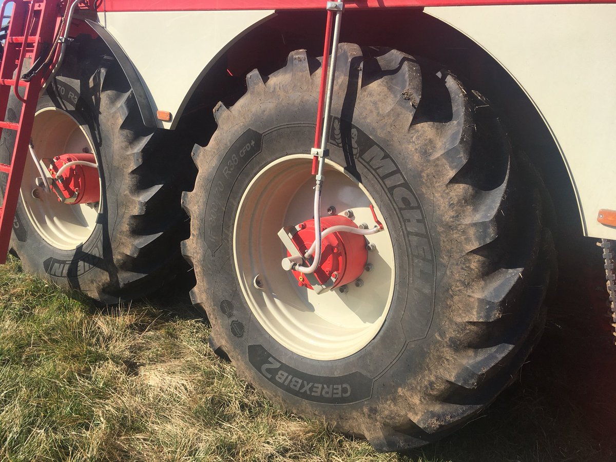 BNourissonpro's tweet photo. Le #télégonflage se développe ! Il est de plus en plus courant dans les exploitations #agricoles. La preuve avec cette Vervaet remise à neuve et équipée des derniers IF800/70 R38 CFO+ Cerexbib 2 @MichelinAgriFR et ce T.8 @NewHollandAG en #Axiobib https://t.co/lQ0jJRL1LA