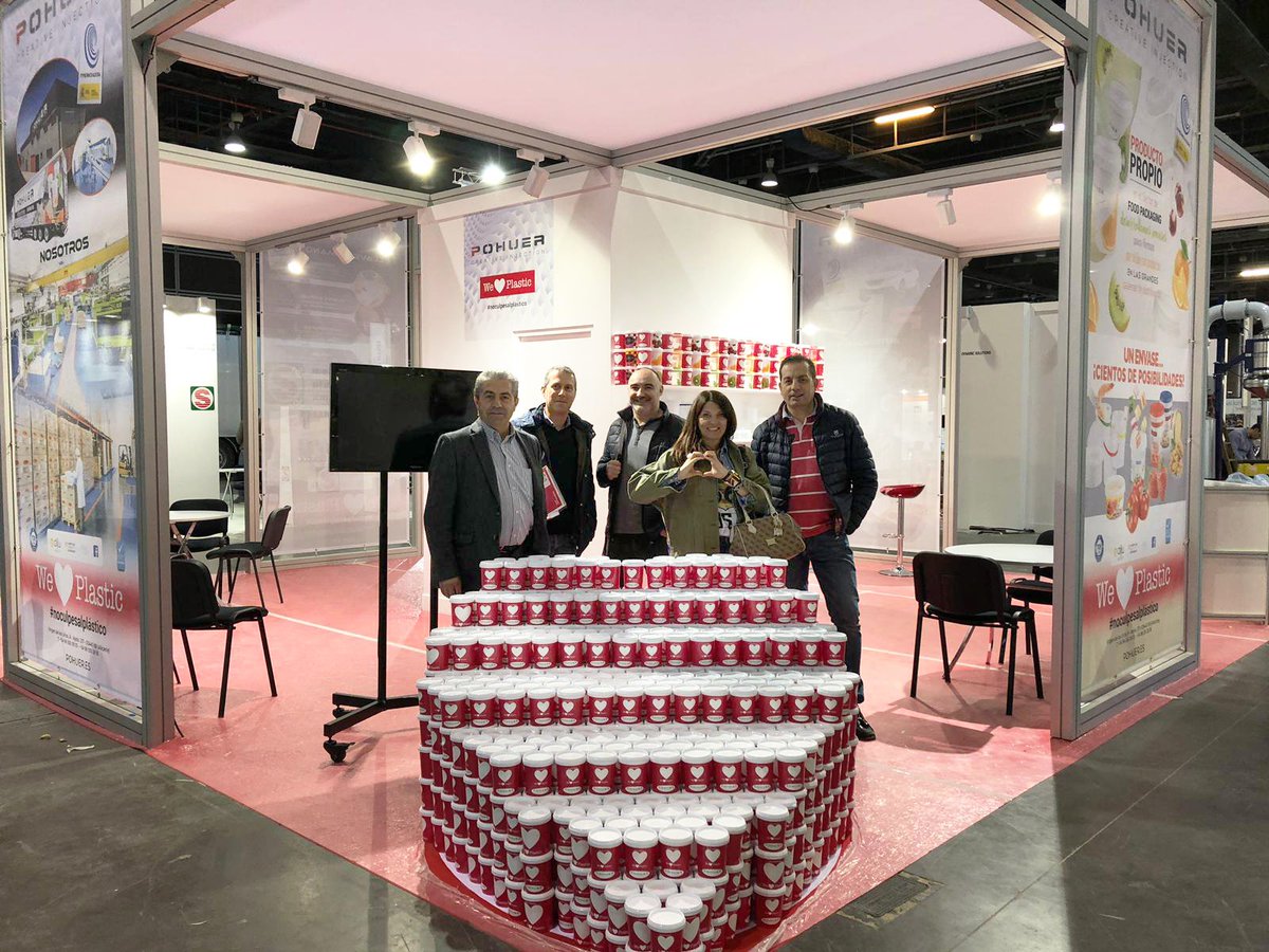 Dides_Design's tweet photo. 🥰❤️ Ultimando detalles del montaje diseñado para #pohuer en la @PlasticFV del 2019.
#WeLovePlastic #diseño #madefromplastic @Feria_Valencia https://t.co/QmJLzK8Tsq https://t.co/EIYDKSs8Lm