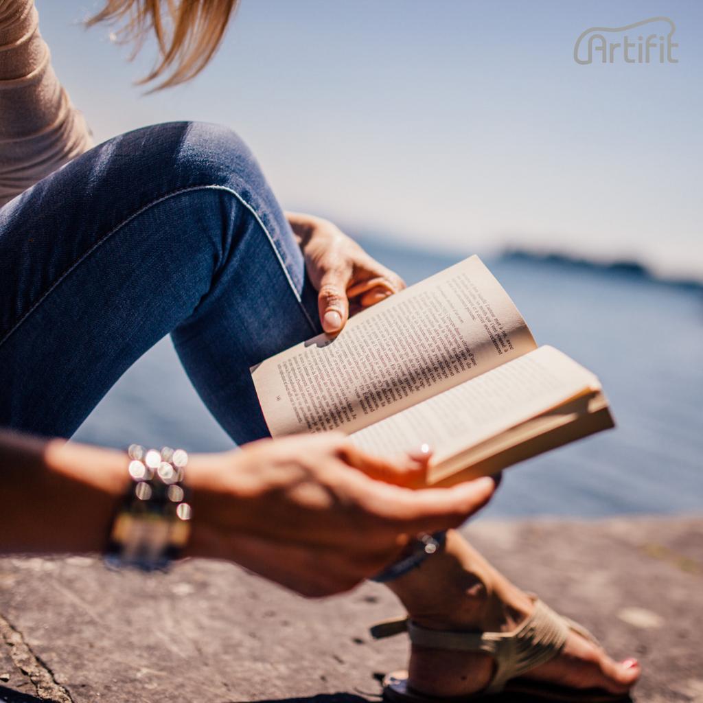 ArtifitUS's tweet photo. Too much screen time? Consider this your daily reminder to put down your phone and invest in some good reads. 👌🏻What was your favorite book you read last year? ⬇️
.
.
#artifit #read #iphone #android #phonecase #accessories  #minimalistic #modern https://t.co/t6b6XJTwJr