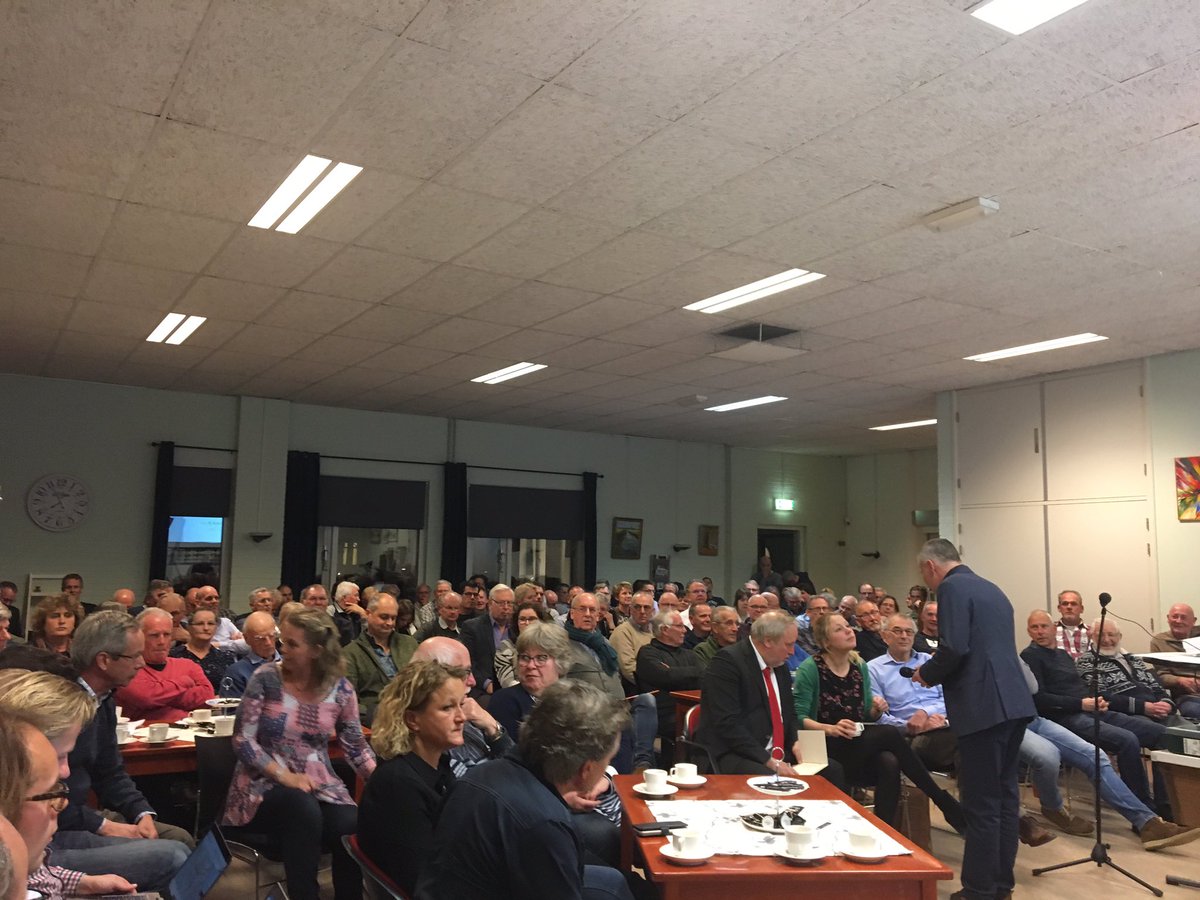 Volle bak in #Biddinghuizen bij de extra vergadering van dorpsbelangen in het kader van windplan groen. Goed om te zien dat het erg leeft. #windplan #windmolens #Dronten