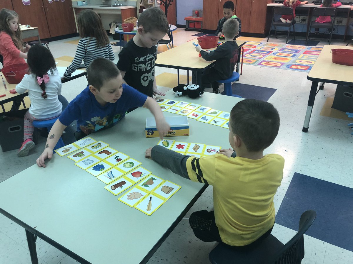 cardis_n's tweet photo. @RSDRAMS @RinggoldNorth Middle Sounds Match Up! #phonemicawareness #middlesounds #Kindergartenrocks https://t.co/Z4VDoJmVqP