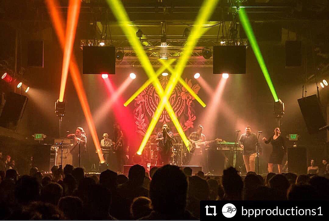 TheRobeWay's tweet photo. Starting the week once again with a #MegaPointeMonday this time out with #lightingdesigner Kyser Keeney &amp; the #JBOOG #RosePetalsWinterTour using a rig with ROBE lighting #MegaPointe luminaires supplied by @BPProductionsCA. #therobeway #robelighting #robeontour #bpproductions https://t.co/v29Q8VBsQY