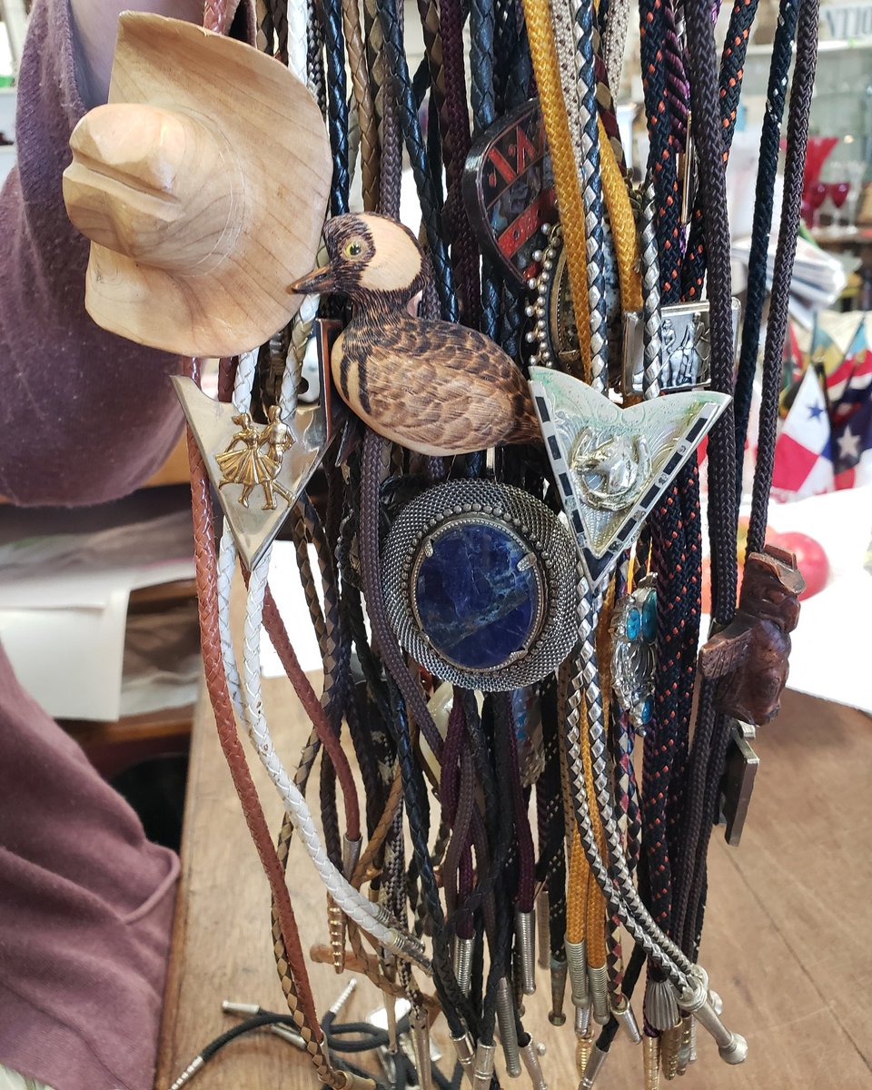 Who doesn't love a good Bolo Tie?🤠
#bolotie #boloties #westernclothes #ranchwear #vintagecowboy #vintagebolo #vintagewesternwear #vintageforsale #vintage #retro #vintagelove #vintageshop #vintagestyle #vintageaf #visitsonoma #fortheloveofvintage #retroaesthetic #shopvintage