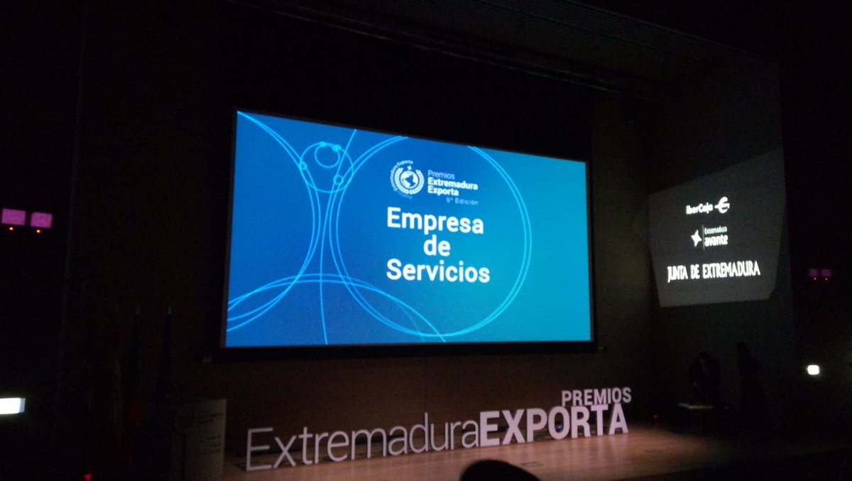 e_avante's tweet photo. #ExtremaduraExporta #EmpresadeServicios, despunta por su actividad en otros mercados transfiriendo experiencia y conocimiento. El galardón es para #Transitex de la mano de @Yolasec @Junta_Ex. " Estamos presentes en muchos países y el año pasado superamos los 130 M de facturación" https://t.co/WpQ28Ra7K4