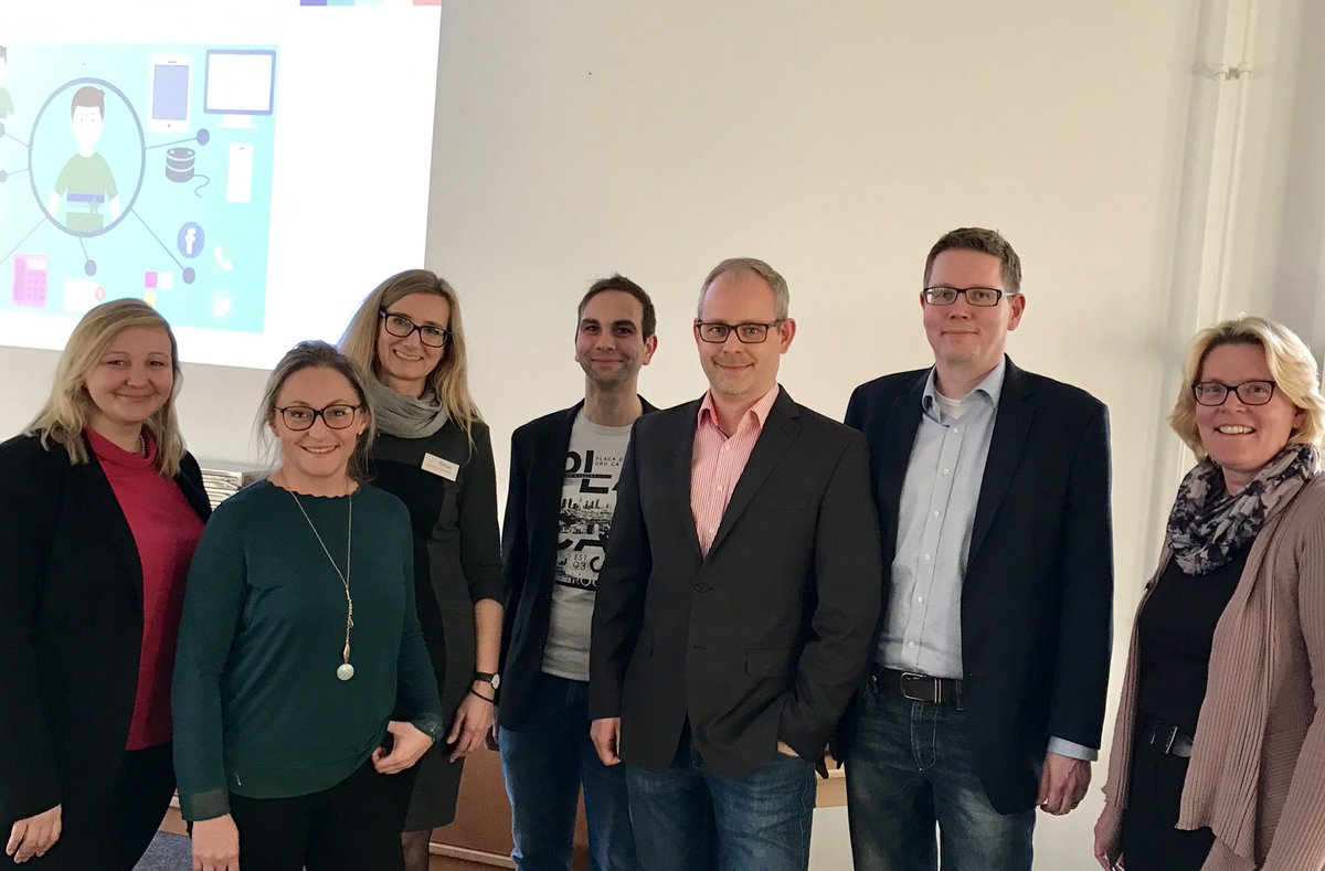handelsverband's tweet photo. Heute stellte HDE-Expertin Katharina Weinert den neuen Ausbildungsberuf Kaufmann/Kauffrau im E-Commerce bei der @ihkstade in Zeven vor. #NerdsWanted #Handel40 
Mehr Infos unter https://t.co/3jX5Pqda7k https://t.co/u60oLwl0ZV
