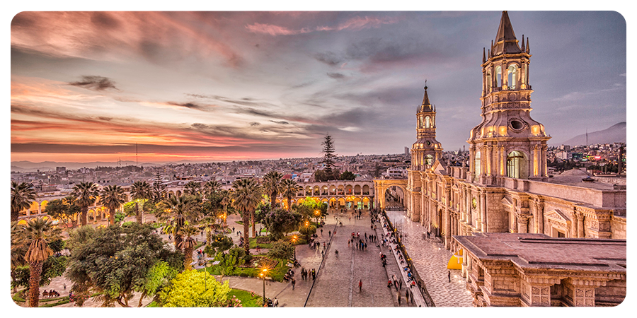 ¿Te imaginas un atardecer así en Plaza de Armas de Arequipa?