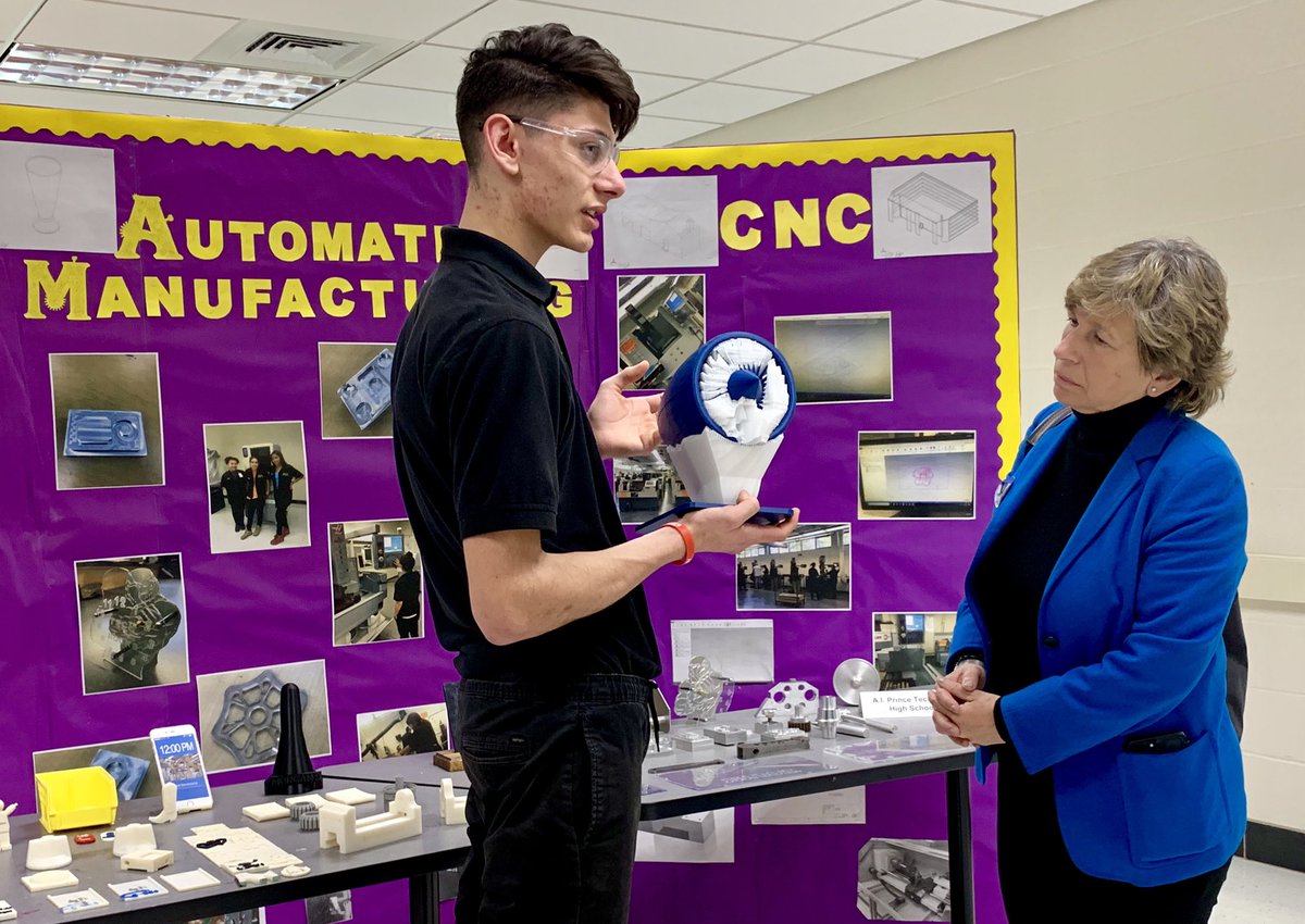 AFTCT's tweet image. Tour of #PrinceTech w/nat&apos;l @AFTUnion prez @RWeingarten &amp;amp; #AFTCT prez @Hochadel_Jan provides @GovNedLamont opp&apos;y to hear 1st-hand from @SVFTUnion members #WorkingTogether w/@CTTechHS admin to provide 21st century #CareerTechEd for students. #CTEMonth @AFT_PE @AFTTeach @EducateCT