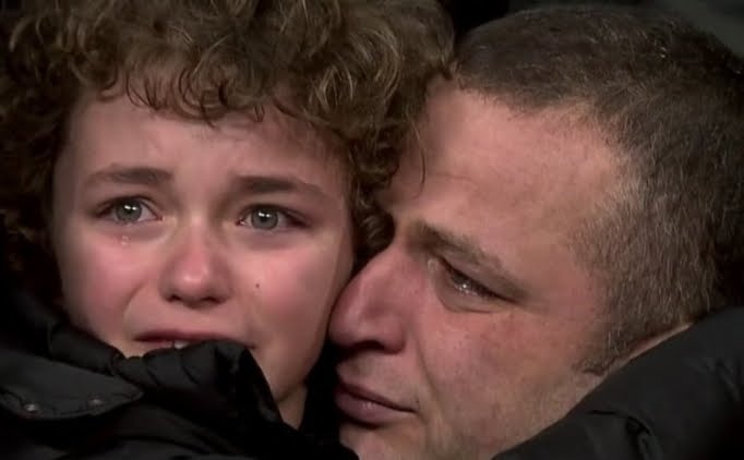 Thebutton2's tweet image. Şu çocuğun hatrına bari yenseydiniz 3-0 dan 3-3  nedir amk 
#Derbi #Beşiktaş