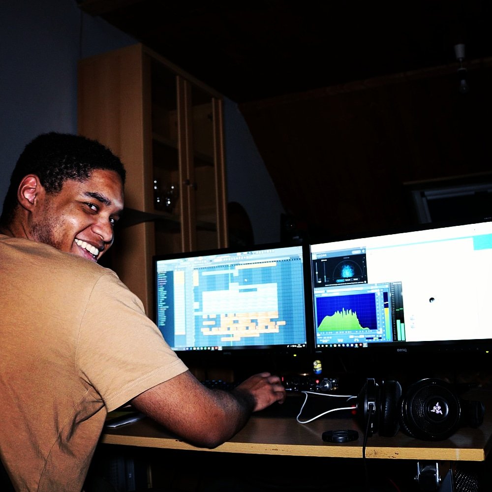 DYREFOfficial's tweet photo. An alle eine bezauberndene Nacht😅🙋🏾‍♂️
.
.
*PRODUCER HASTHAGS*
#producer #flstudio #fruityloops #studio #electronic #dance #music #love #dyref #life #headphones #mixer #mixing #passion #keyboard #vst #pc #synth #effects #color #coding #inspiration #dj #homestudio #monitors https://t.co/HZqThsRbxs