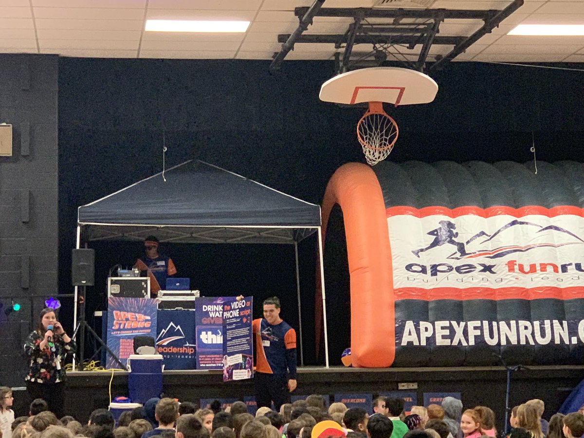 MrsSwift_SMSD's tweet image. Apex assembly! A great  way to end Monday with such high energy and engagement! #apexfunrun #DiemerDreamTeam @RobShackelford @DiemerEagles512