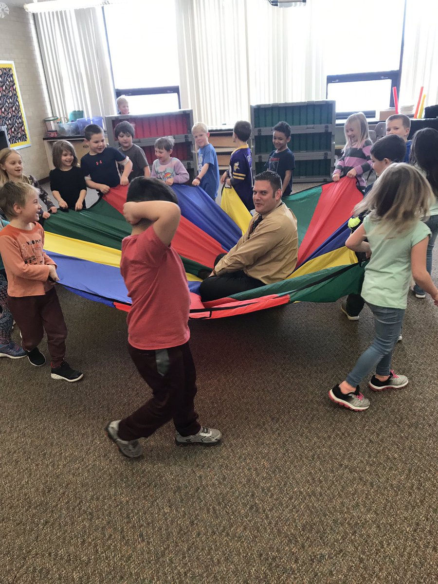 MissLundMusic's tweet photo. @Steinhoff81 joined the kindergarten class in singing the snail song. #musiced #kindergartenmusic #fastvsslow #parachutefun https://t.co/nKgG5MPz0Z