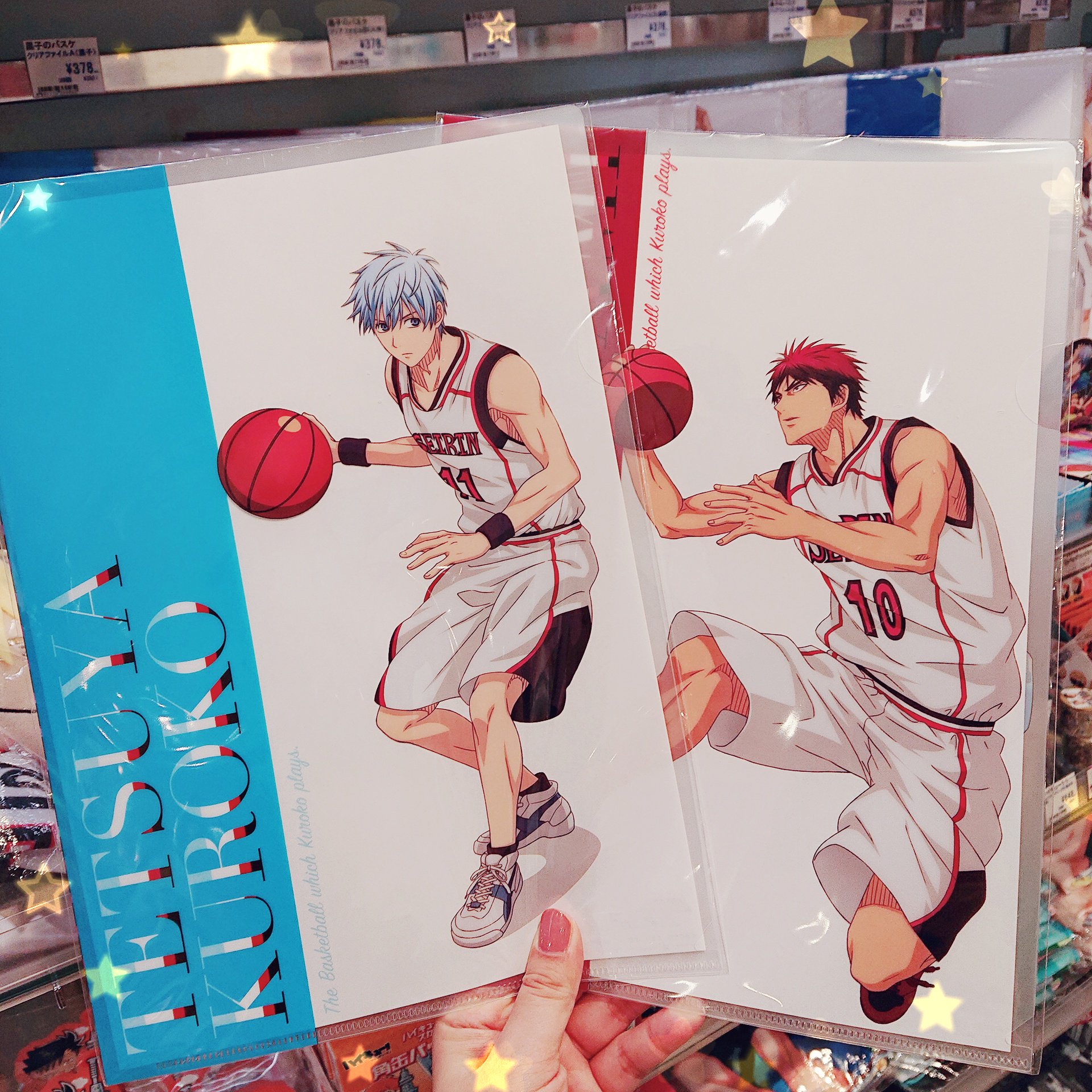 ツリービレッジ アニメ 黒子のバスケ 各キャラクターの等身イラストを使用したクリアファイルが入荷しました 試合 中の凛々しい表情と イラストが映えるシンプルなデザインが素敵ですね 是非お気に入りキャラクターをゲットして下さい オススメ