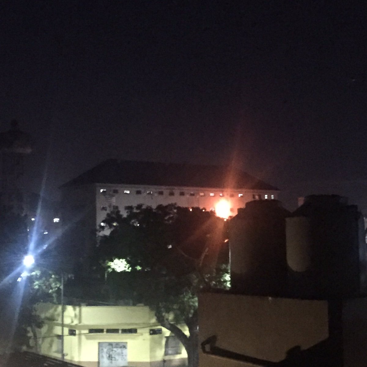 Loquesachu1's tweet photo. Fuego por las ventanas, gritos y quilombo en la cárcel de devoto ahora @todonoticias @telefe @telenoche https://t.co/67ZM56cPtd