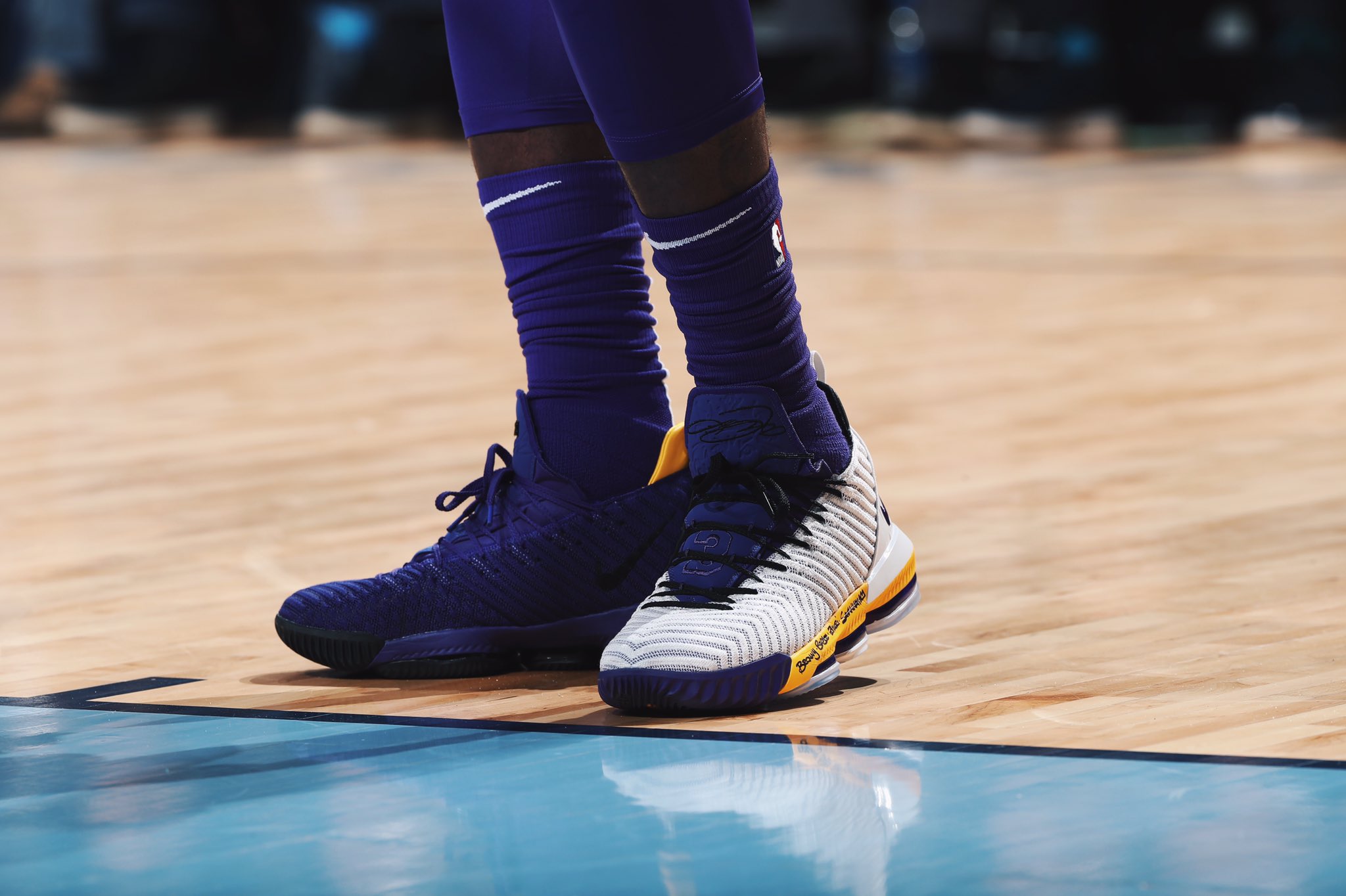 B R Kicks on X KingJames with the mismatching Nike LeBron 16 player exclusive tonight. https t sWu9CA8CzZ X