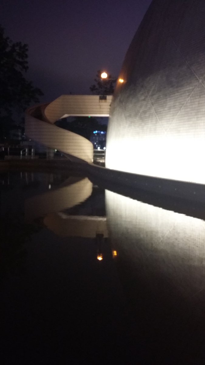 I love the architecture here ❤#reflections #photography #HongKong