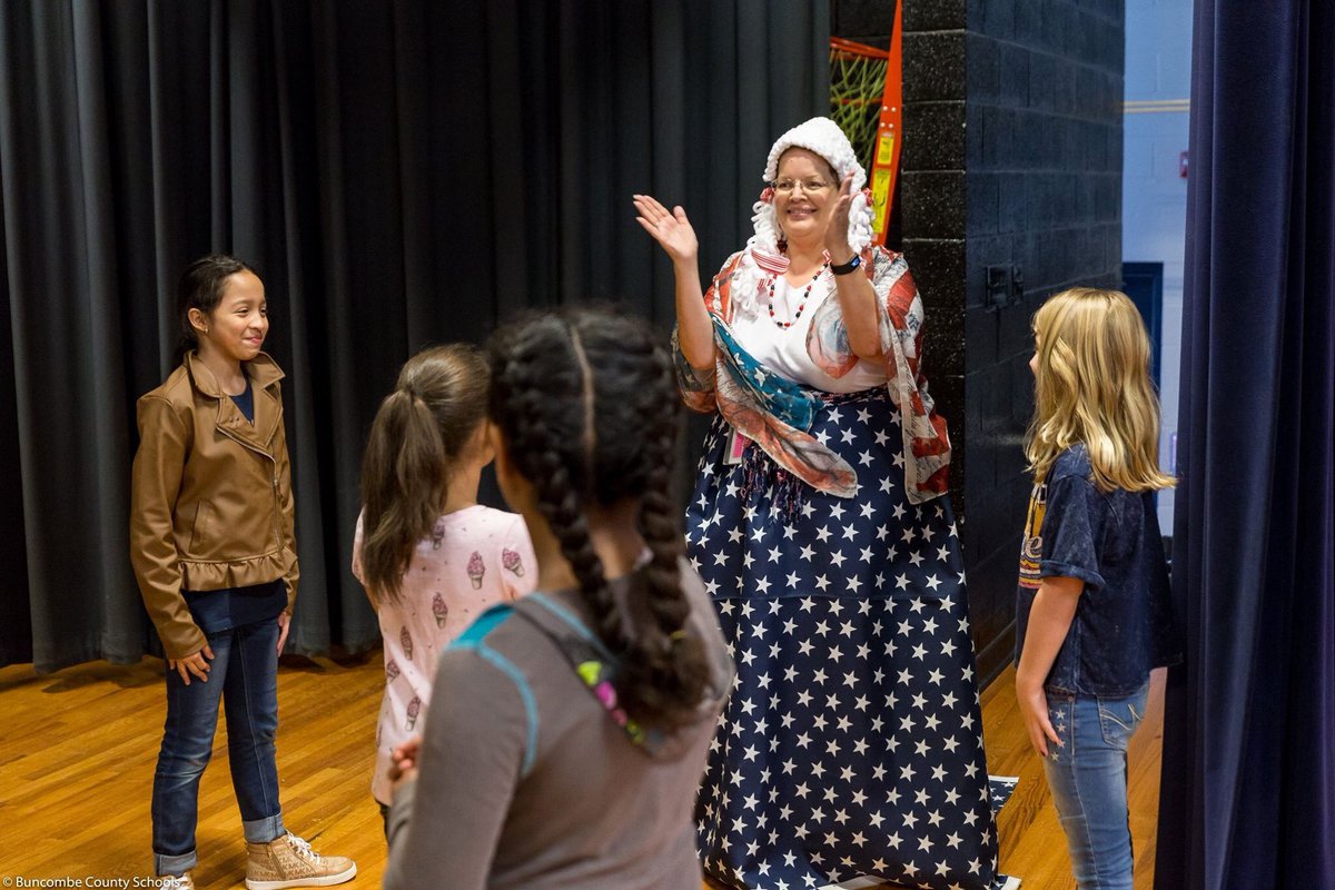 MsDowningsClass's tweet photo. Station 1:  Eat the cake you made and learn the Virginia reel! #MightyBears #fourthgradefun @MountVernon https://t.co/zwgeVxwVj1