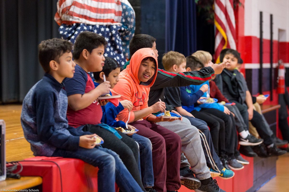 MsDowningsClass's tweet photo. Station 1:  Eat the cake you made and learn the Virginia reel! #MightyBears #fourthgradefun @MountVernon https://t.co/zwgeVxwVj1