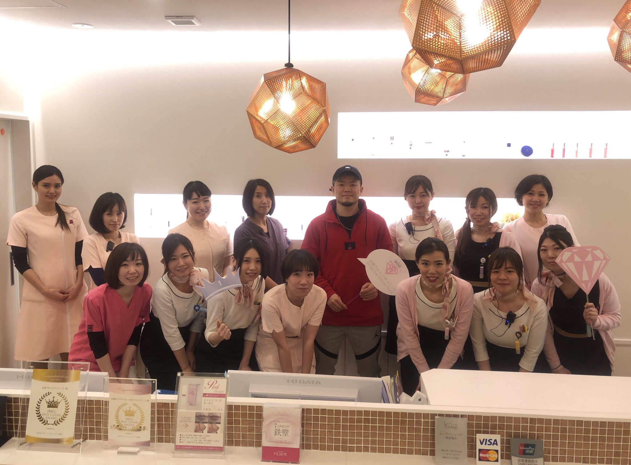 広島ドラゴンフライズ パートナー企業で 本通 にある 広島プルミエクリニック 様に岡本飛竜選手が訪問し 脱毛 を 初体験 不安そうな岡本選手でしたが丁寧な説明と施術に笑顔 中森理事長 雑賀院長 スタッフの皆さまと ありがとうご