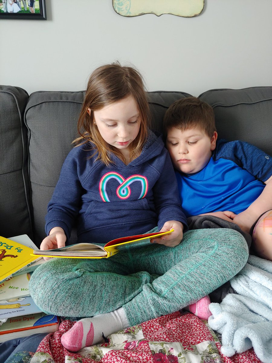 FlomNicole's tweet photo. 30 minute #readlikeaknight challenge 😀 https://t.co/xoMGjU7mB1