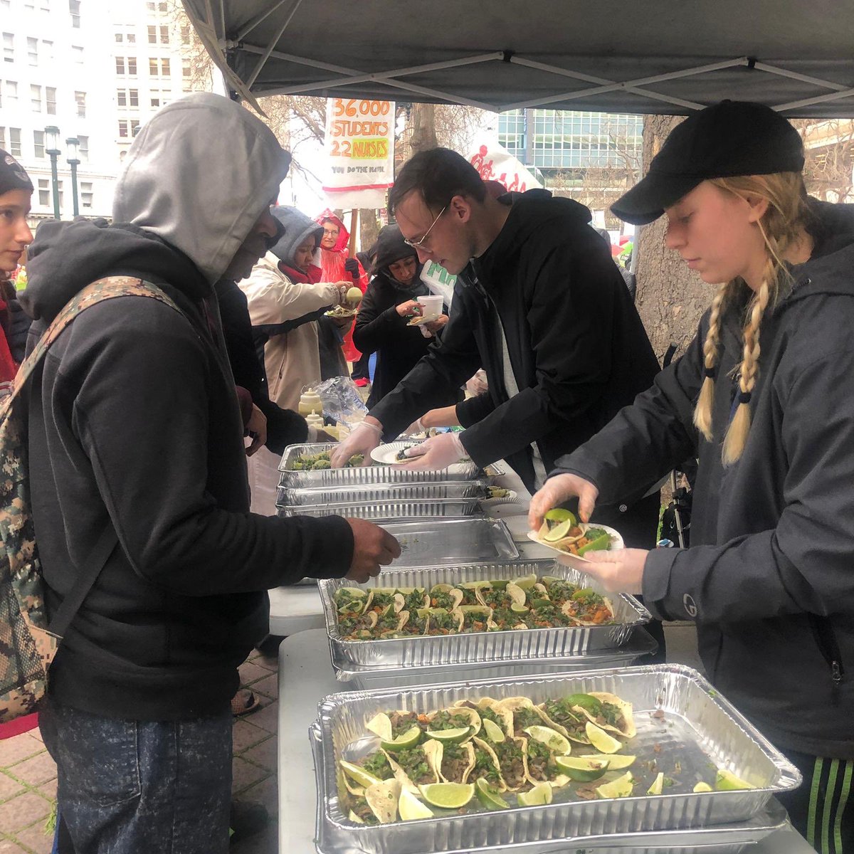 DSAEastBay's tweet image. In collaboration with a dozen local groups as part of #BreadForEd, our members have been bringing food to striking teachers and students. 

Over 4,000 tacos were served to teachers and supporters at today’s rally in the rain! 

✊🌮🚩#RedForEd 

Donate: donorbox.org/breadfored