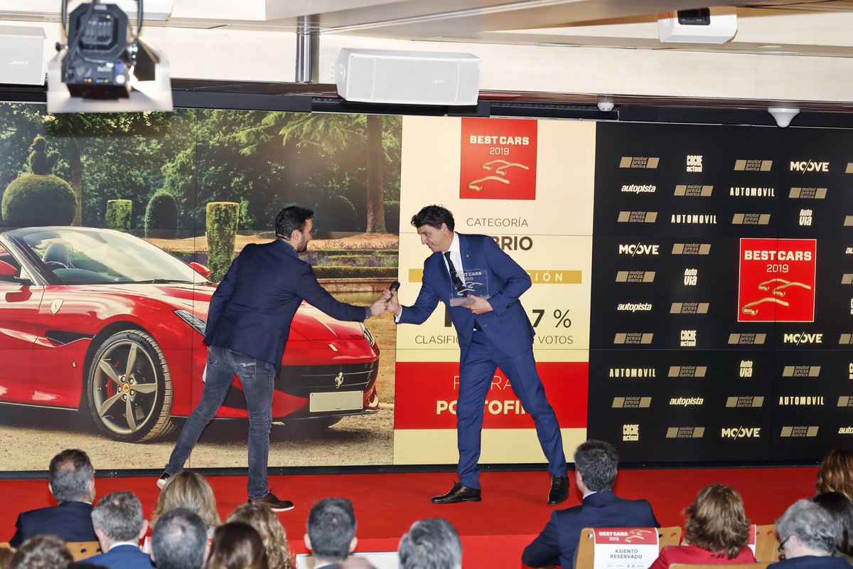 CarlosQuints's tweet photo. Thanks to @juanmacastano, who some days ago gave @Ferrari  Best Car for Best Cabrio award to Ferrari Portofino. https://t.co/IhobDxZJNG