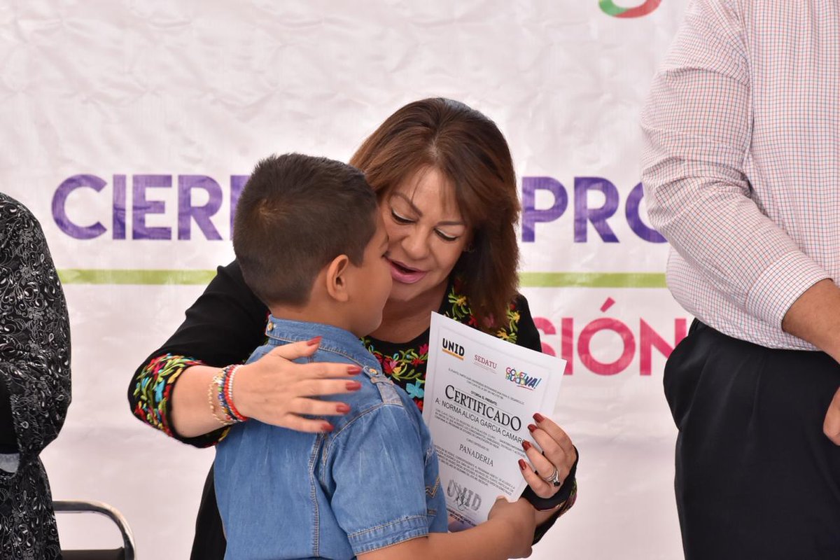 LetyHerreraAle's tweet photo. Una gran satisfacción iniciar la semana recorriendo el Centro de Desarrollo Comunitario “Javier Mina” y confirmar el gran avance de quienes tomaron los Cursos de Repostería, Panadería, Belleza, Computación, Serigrafía, Corte y Confección entre otros. https://t.co/A8EQYYfaFv
