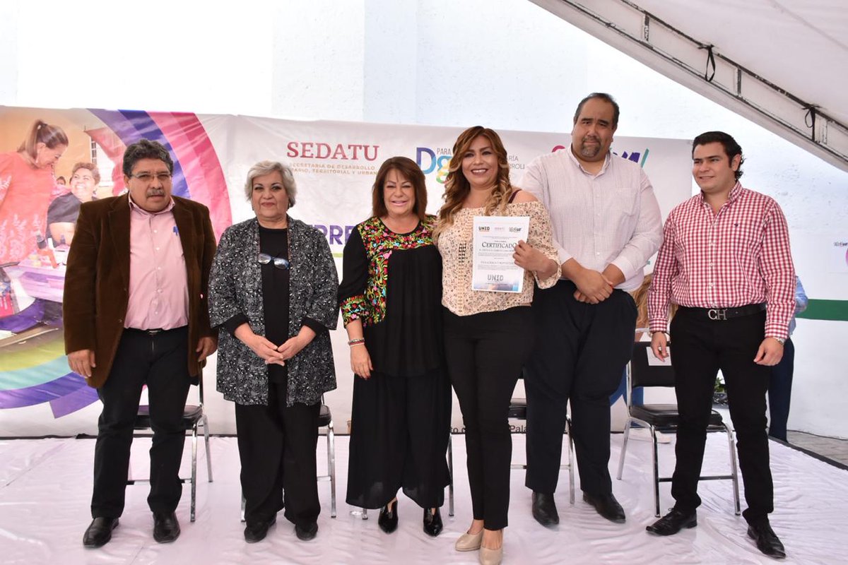 LetyHerreraAle's tweet photo. Una gran satisfacción iniciar la semana recorriendo el Centro de Desarrollo Comunitario “Javier Mina” y confirmar el gran avance de quienes tomaron los Cursos de Repostería, Panadería, Belleza, Computación, Serigrafía, Corte y Confección entre otros. https://t.co/A8EQYYfaFv