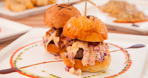 ofertadeldiapr's tweet photo. Oferta para cena en Mangroove Gastrobar. 2 mojitos de la casa + 2 aperitivos a escoger entre: croquetas de pionono, risotto de longaniza ahumada y/o bacalao, fish &amp; chips, sliders burger, spicy crab salad y/o veggie dumplings. #Oferta: https://t.co/rI3zNajWBh https://t.co/4IhlnObJco