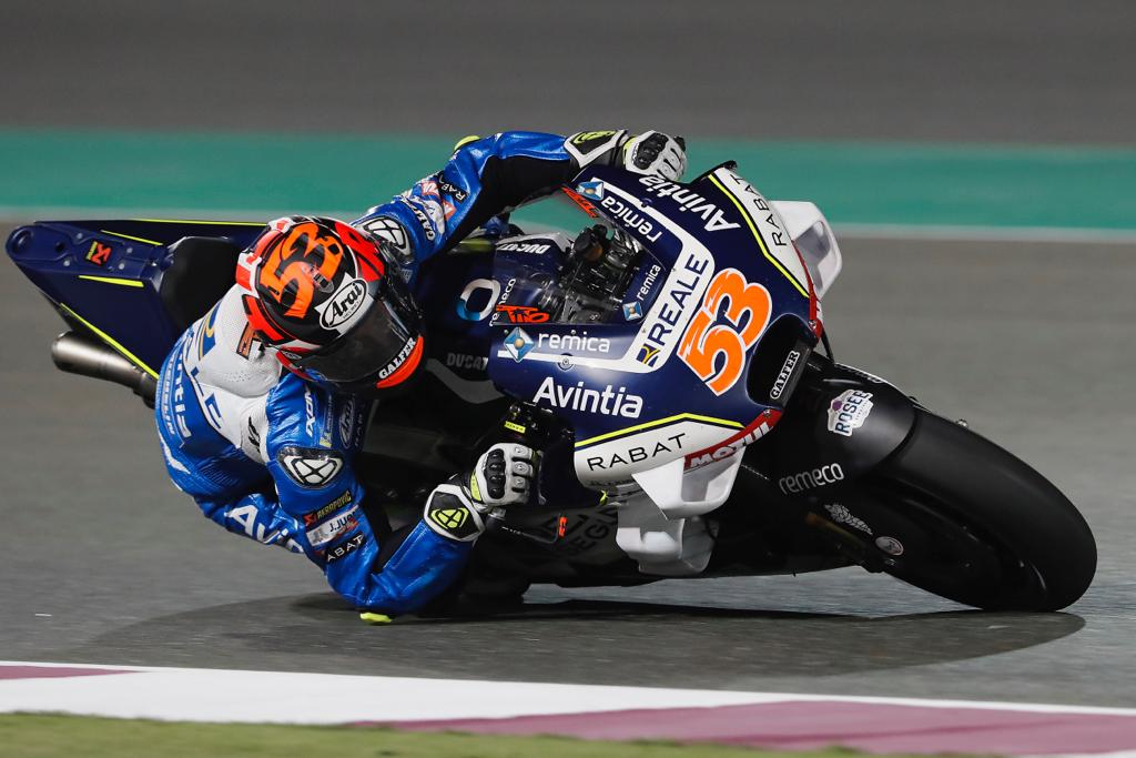 TitoRabat's tweet photo. Se acabó la pretemporada; ¡muy contento con las sensaciones! Hemos mejorado continuamente y todo está muy apretado, así que ya tengo ganas de que llegue la primera carrera.
#ForzaDucati
#MotoGP
#QatarTest
@realeavintia
@AraiEurope
@IxonCom
#FormaBoots https://t.co/ZjPjbuA5Ci