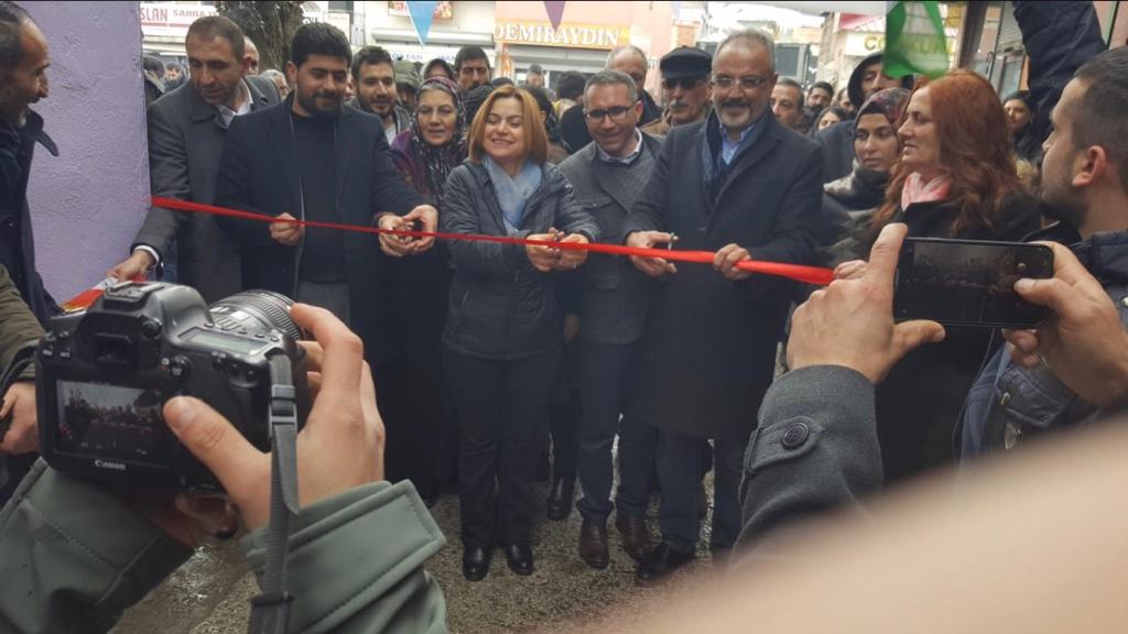 DEM_MUSresmi's tweet photo. Varto'da seçim büromuzu açtık kitlesel yoğun bir katılım oldu. Açılışta milletvekilimiz sayın Gülistan kılıç Koçyiğit Muş belediye eşbaşkan adayımız sayın Sırrı Sakık ve Sibel Genç Muş il eş başkanlarımız Varto belediye eş başkan adaylarımız katıldı. https://t.co/y6XYonPfqe