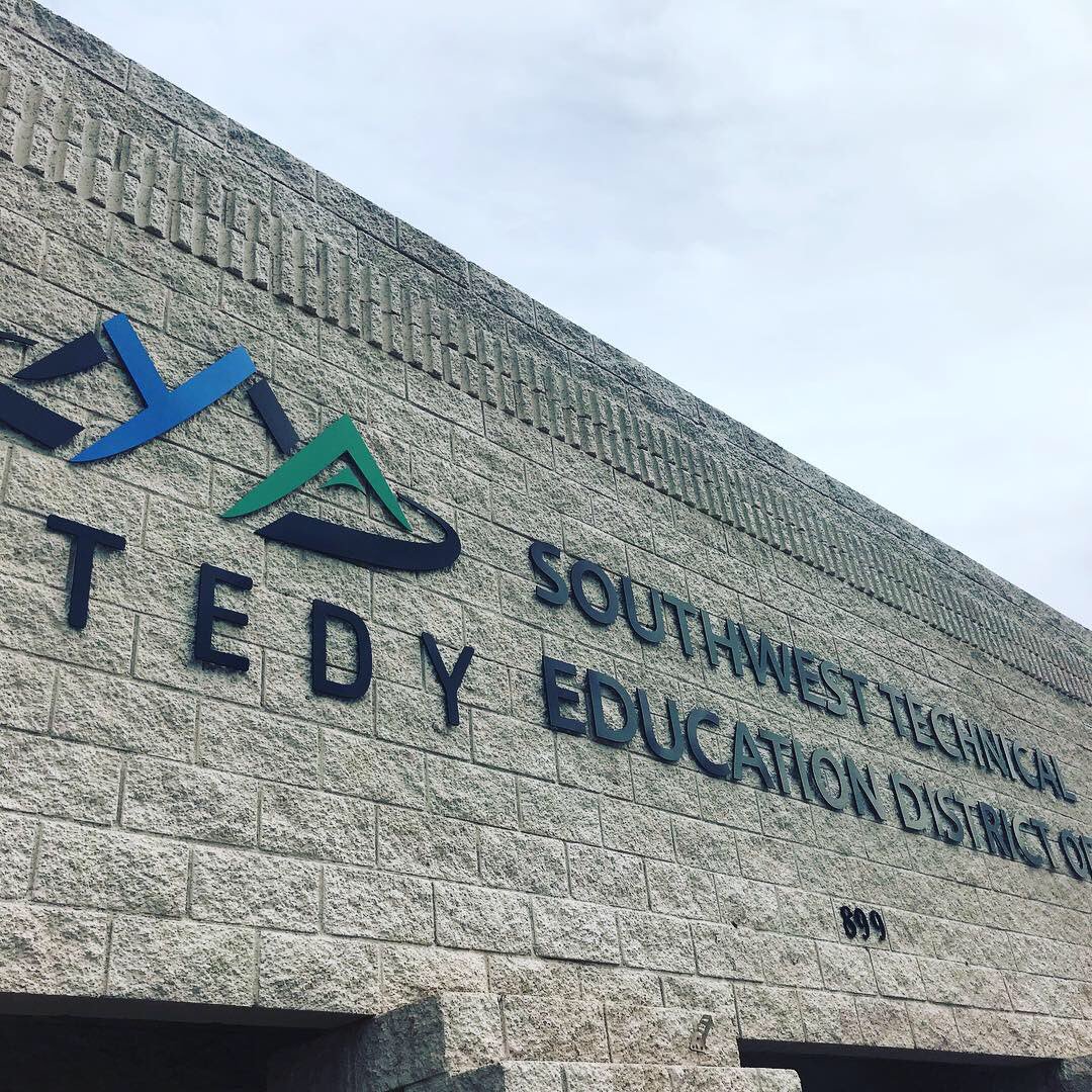 CrossingArea's tweet photo. The Yuma Crossing National Heritage Area team met with students from STEDY that are developing an app that will guide you through the Colorado River State Historic Park as if you had a tori guide. We are so thankful for the hard work and dedication from these students! #community https://t.co/b0X7t8Bmh9