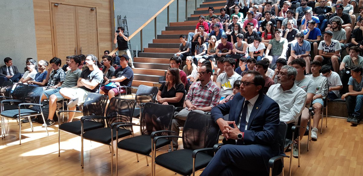 eduardoquiroga's tweet photo. Gran convocatoria en la #BienvenidaUNAB2019 grato momento junto los futuros ingenieros de nuestro país acompañados por el decano #FIUNAB @alejandrocaroca secretaría académico-administrativa @rod_caballero_v #HaydeeVidal docentes @elNegrodeIOT @rodo_aravena y profesores ayudantes https://t.co/YeyWzntVRY