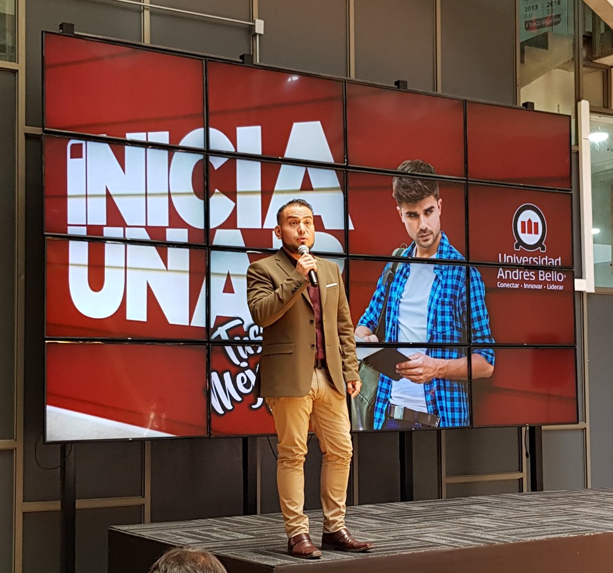 eduardoquiroga's tweet photo. Gran convocatoria en la #BienvenidaUNAB2019 grato momento junto los futuros ingenieros de nuestro país acompañados por el decano #FIUNAB @alejandrocaroca secretaría académico-administrativa @rod_caballero_v #HaydeeVidal docentes @elNegrodeIOT @rodo_aravena y profesores ayudantes https://t.co/YeyWzntVRY