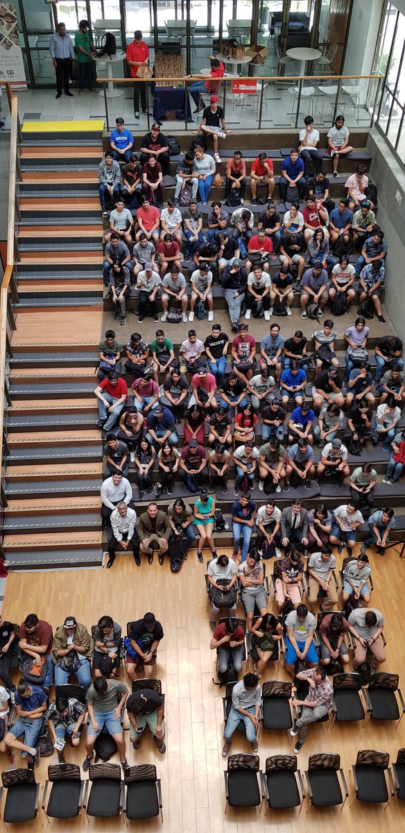 eduardoquiroga's tweet photo. Gran convocatoria en la #BienvenidaUNAB2019 grato momento junto los futuros ingenieros de nuestro país acompañados por el decano #FIUNAB @alejandrocaroca secretaría académico-administrativa @rod_caballero_v #HaydeeVidal docentes @elNegrodeIOT @rodo_aravena y profesores ayudantes https://t.co/YeyWzntVRY