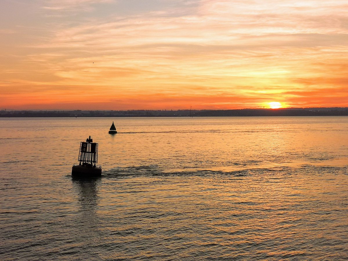valsmit30581225's tweet image. River Mersey tonight #sunset_pics #Merseyside #summerinwinter @liverpoolwaterfront