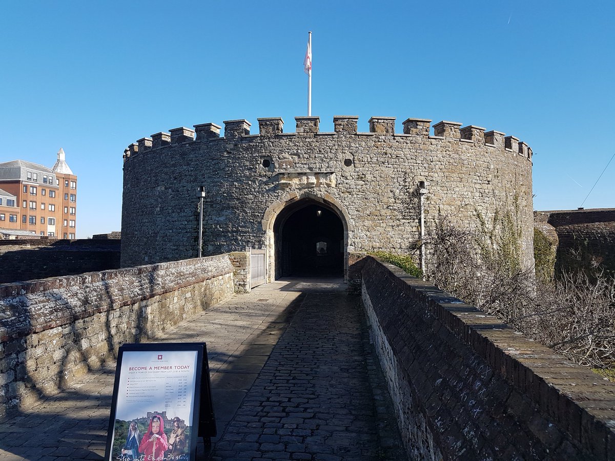 Let_sTravel's tweet photo. Deal castle.I had very good deal at Deal castle👍😎Castle from above looks like flower.Built by Henry 8 between 1539 and 1540. @Let_sTravel @greatcastles @EnglishHeritage @HistoricEngland #dealcastle #deal @dealtown #castle https://t.co/lRVwJctXhc