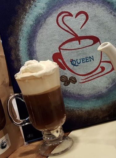 Time for a Café QweenBean thanks to Cindy!
French vanilla #coffee
Whipped cream
Amaretto
Tia Maria
Sugar
buff.ly/2KjDtu1

#TheQueenBean
#CoffeeCocktails