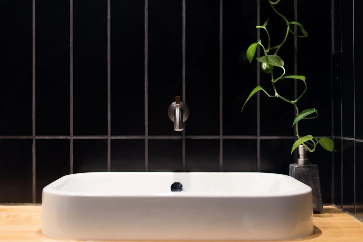 Duravit's tweet photo. Nature meets modern in this bathroom, featuring #Duravit #HappyD2 washbasins 🌿 This custom home, inspired by a Scandinavian aesthetic, is nestled in the Alaska wilderness! View the full tour on @AptTherapy: https://t.co/p2snNe53P7 (Images via #ApartmentTherapy, by Katy Cartland) https://t.co/L3PtyfKvOy