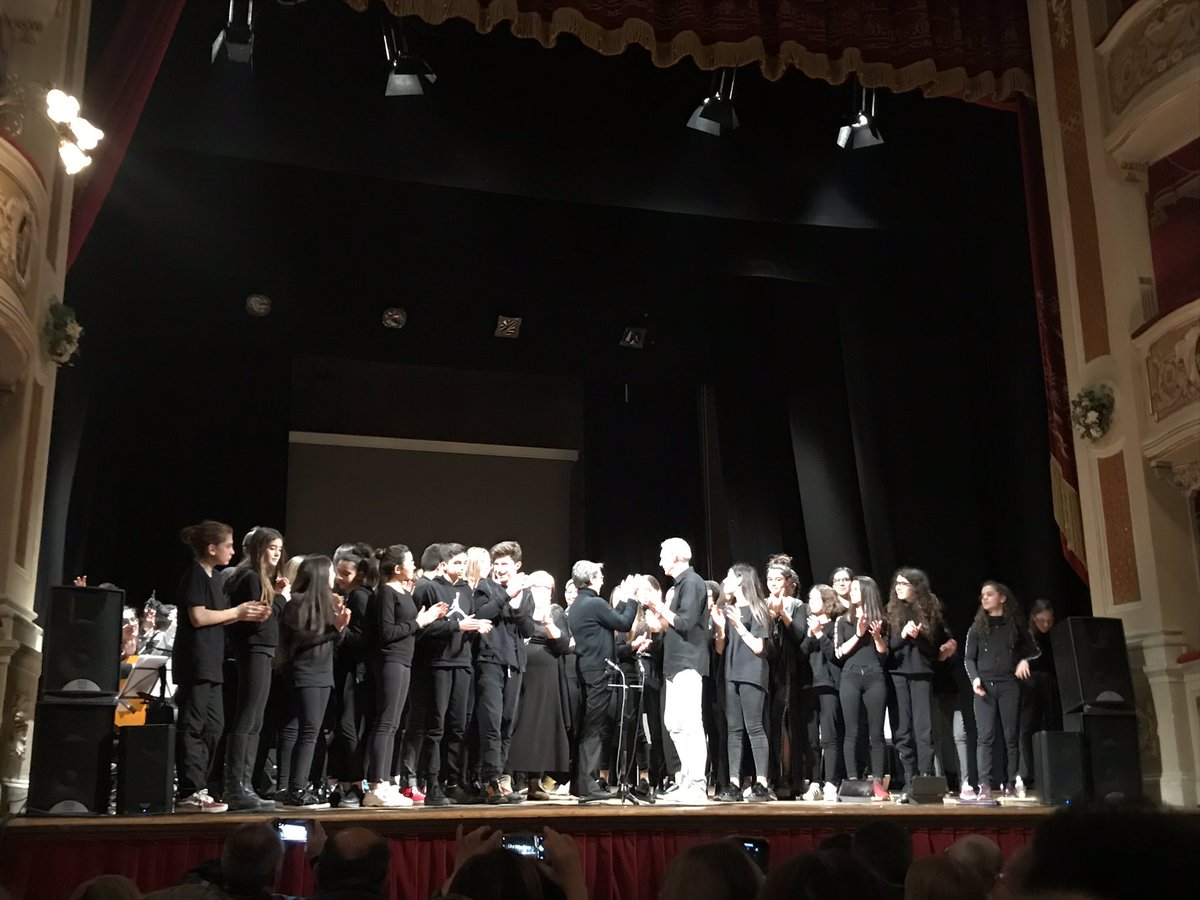 Spettacolo veramente intenso e bellissimo in una cornice speciale #teatroVerdi  emozioni a 360 gradi #musica #parole e #immagini animate per la #giornatadellamemoria Bravissimi! #iccadeoponte e Muzikobando #perfettasintonia