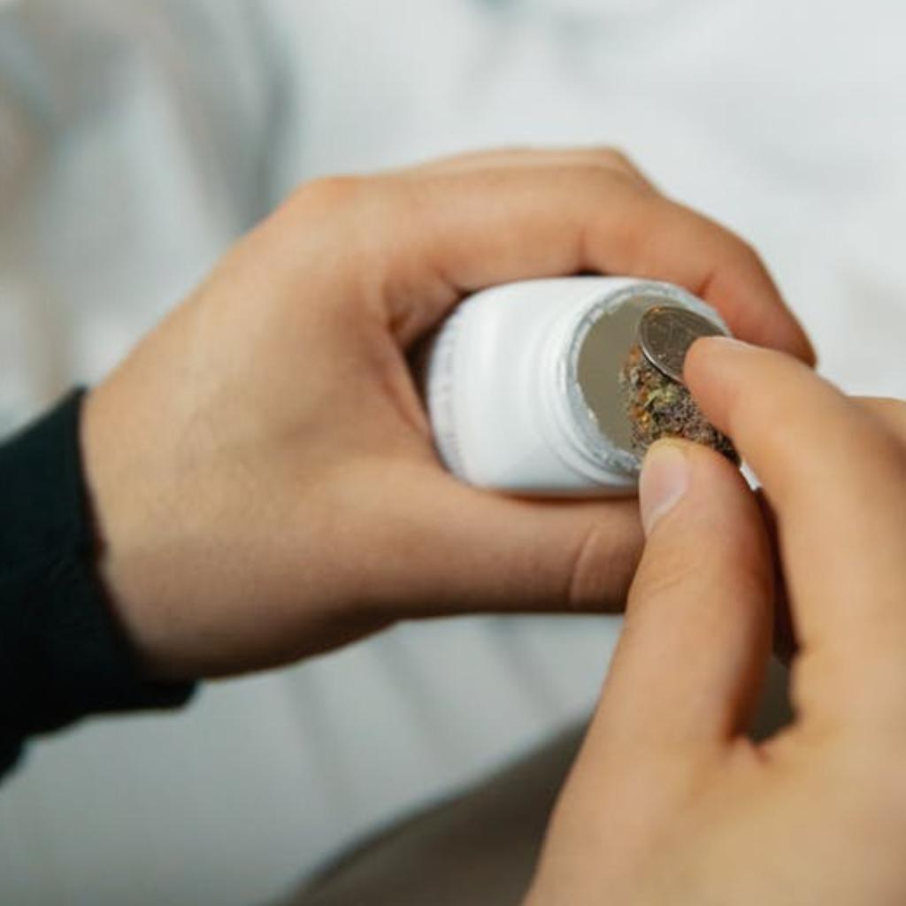 ThinkTankExile's tweet photo. 🤔 Quick! You need to grind your weed but you don't have your grinder. Which of these household items do you use in a pinch? 

- Cheese Grater
- Blender or Coffee Grinder
- Scissors
- Pill Bottle and a Dime

Or share your own technique in the comments https://t.co/tjoNwSRYFg
- https://t.co/XmRVxci62L