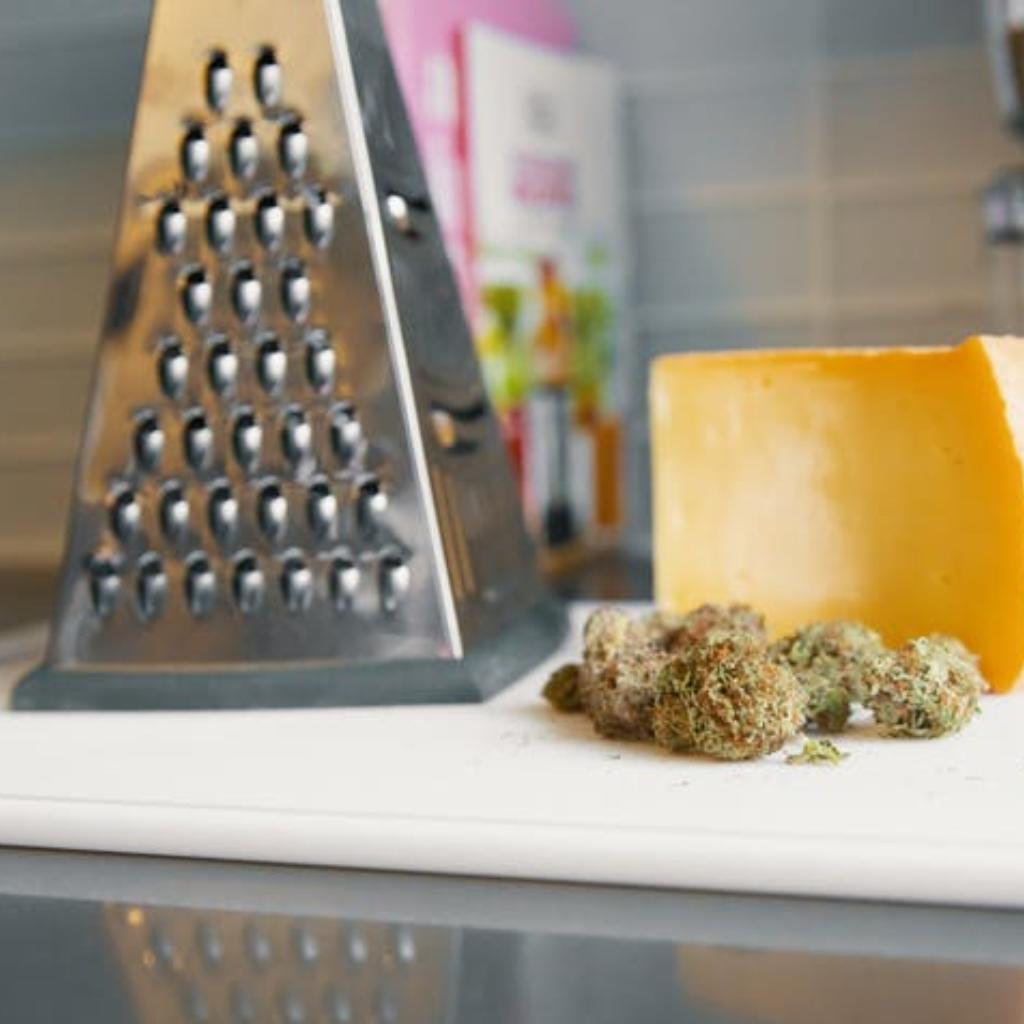 ThinkTankExile's tweet photo. 🤔 Quick! You need to grind your weed but you don't have your grinder. Which of these household items do you use in a pinch? 

- Cheese Grater
- Blender or Coffee Grinder
- Scissors
- Pill Bottle and a Dime

Or share your own technique in the comments https://t.co/tjoNwSRYFg
- https://t.co/XmRVxci62L