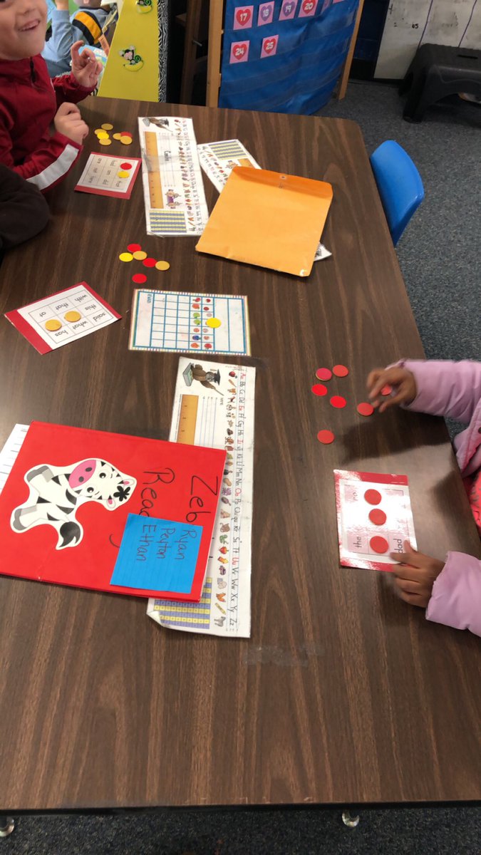Britt_FES's tweet photo. ELA centers. #sightwords #guidedreading #vowels https://t.co/5AVb7ANEr0