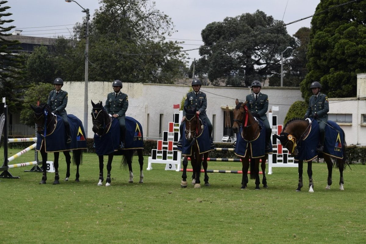 COL_EJERCITO's tweet photo. Nuestra Escuela de Equitación #ESCEQ realizó competencia internacional donde los jinetes del Ejército dominaron en las distintas categorías #HéroesBicentenarios https://t.co/XPMScL4kJm