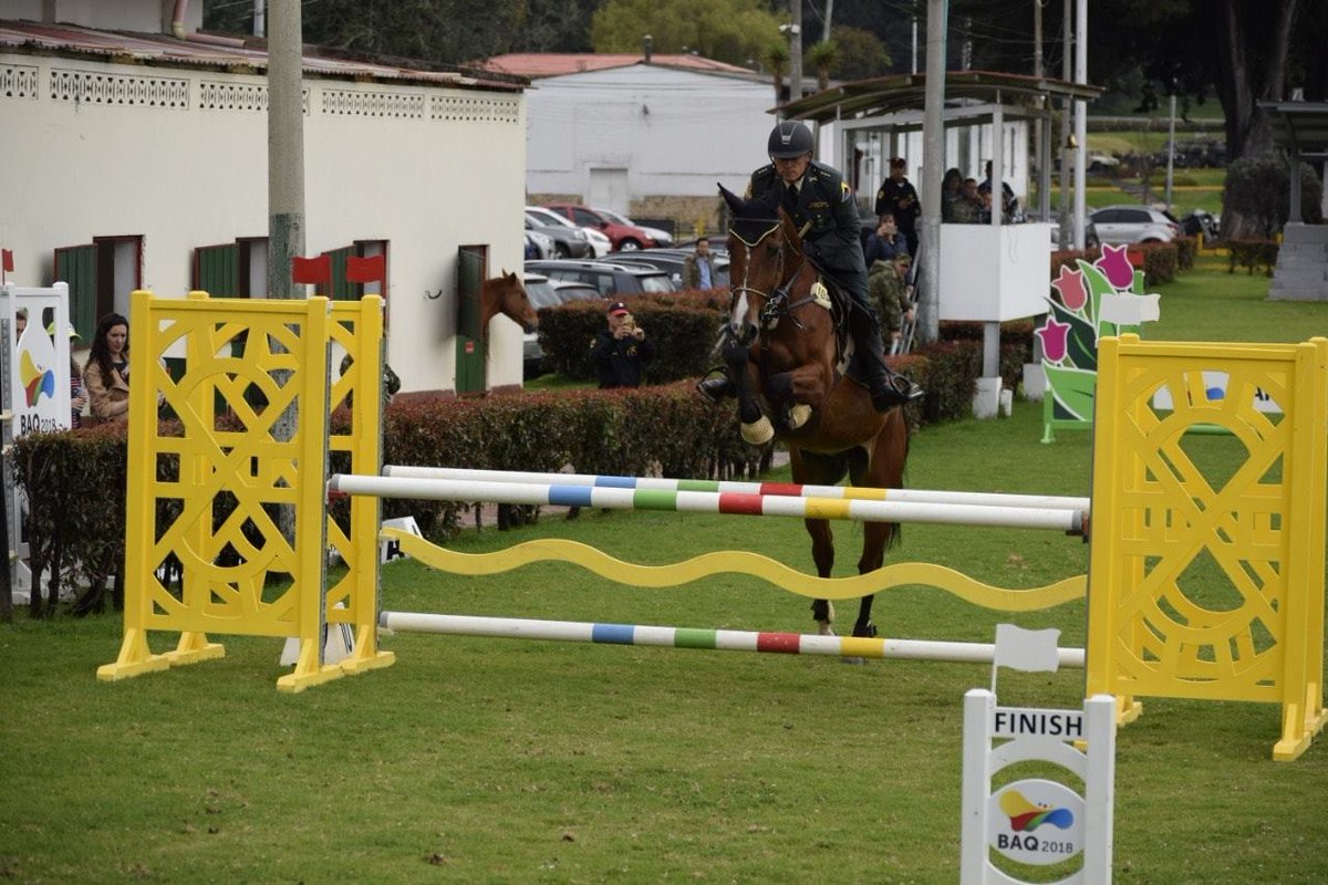 COL_EJERCITO's tweet photo. Nuestra Escuela de Equitación #ESCEQ realizó competencia internacional donde los jinetes del Ejército dominaron en las distintas categorías #HéroesBicentenarios https://t.co/XPMScL4kJm