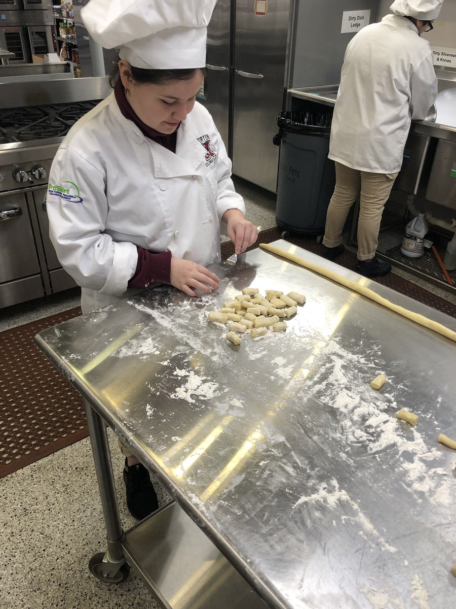mrs_delmonaco's tweet image. Homemade potato gnocchi in the works today ... 🥔 #MEculinary #morton201 #MortonPride #OrgulloMorton